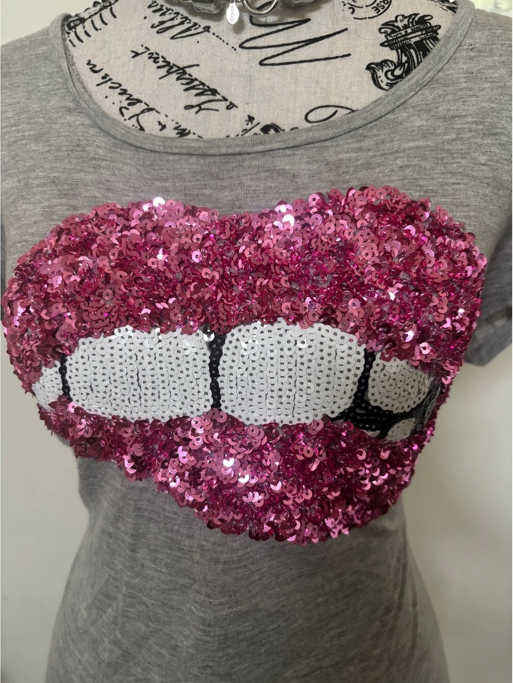 Romeo + Juliet Couture Sequin Lips Graphic Tee Gray Size M